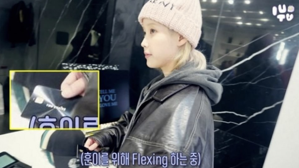 The scene where IU uses Woori Bank's powerful black card "Two Chairs" attracts attention (Photo: YouTube)