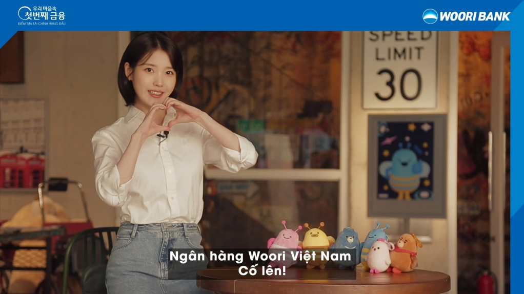 IU sends encouragement to Woori Bank Vietnam (Photo: Facebook “Ngan hang Woori”)